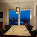 AT THE TOP - Penthouse über den Dächern der Stadt
